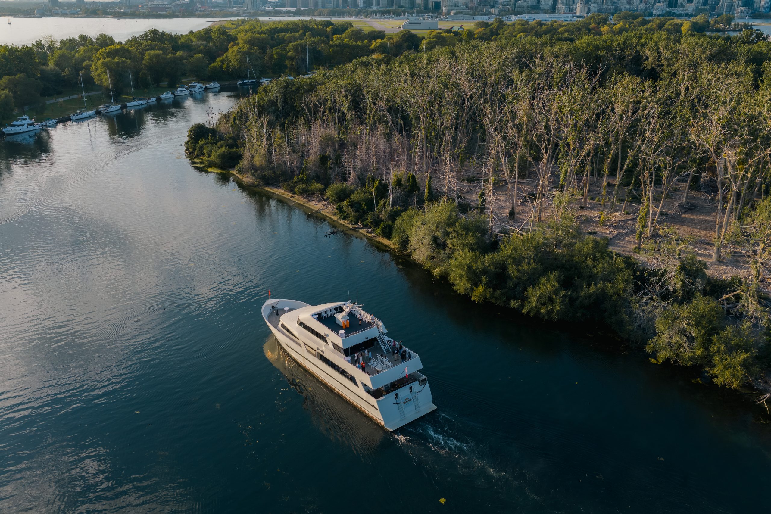 yankee lady yacht charter cruising in toronto over lake ontario